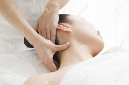 51004838-esthetician-for-a-neck-massage